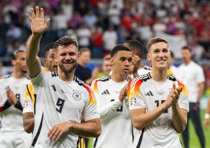 Форвард сборной Германии приближается к Англии